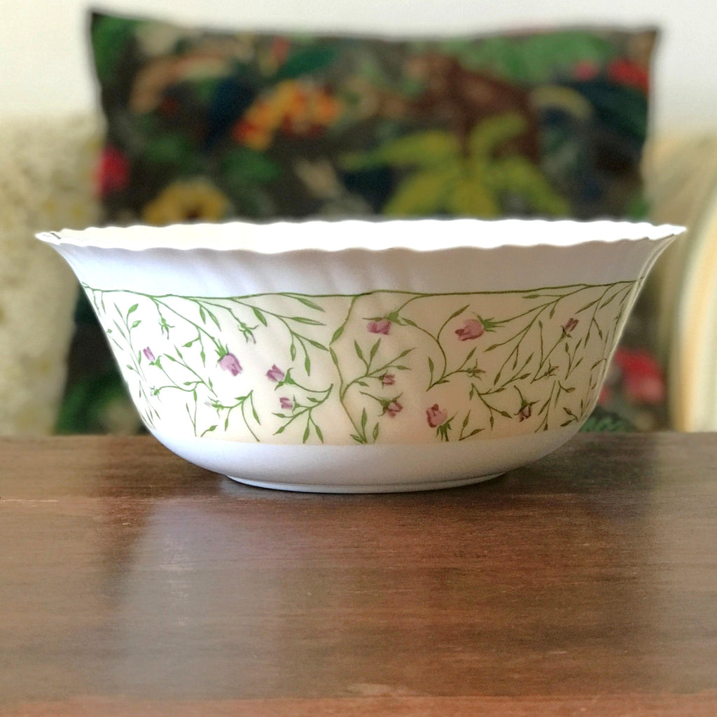 Saladier Luminarc vintage verre opalin blanc décor fleurs mauves sur fond jaune pâle par Hello Broc brocante en ligne