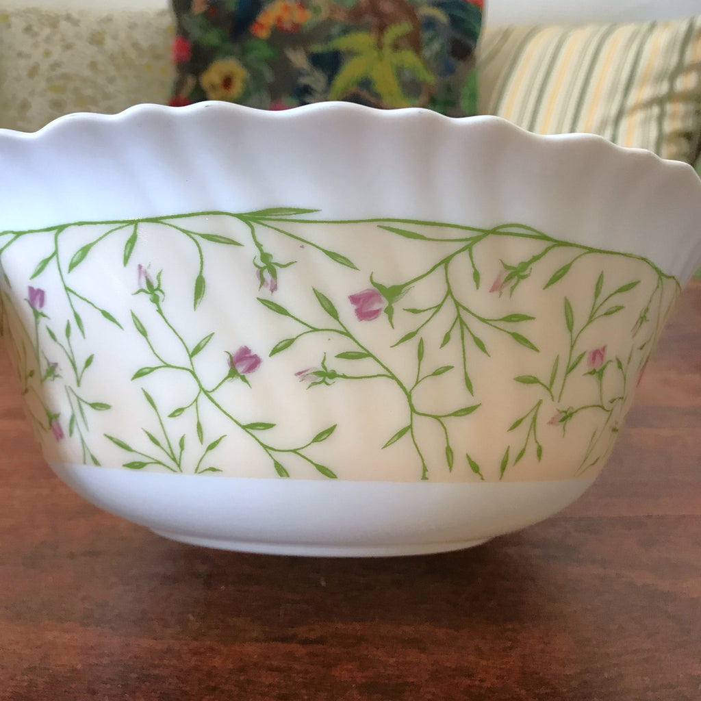 Saladier Luminarc vintage verre opalin blanc décor fleurs mauves sur fond jaune pâle par Hello Broc brocante en ligne