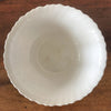 Saladier Luminarc vintage verre opalin blanc décor fleurs mauves sur fond jaune pâle par Hello Broc brocante en ligne