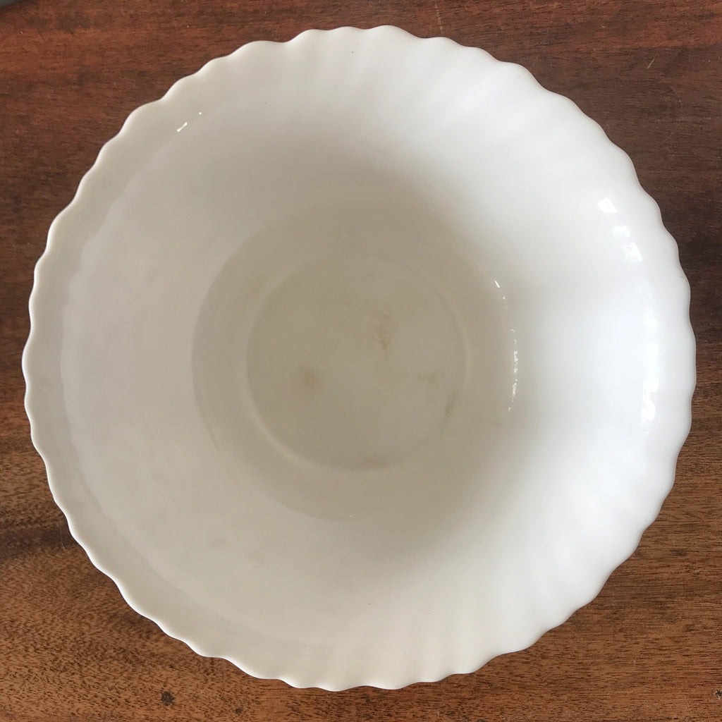 Saladier Luminarc vintage verre opalin blanc décor fleurs mauves sur fond jaune pâle par Hello Broc brocante en ligne