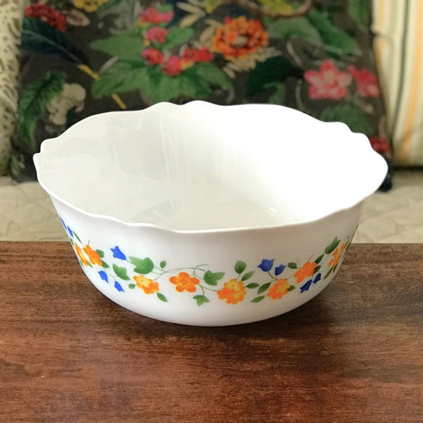 Saladier vintage en opaline blanche Arcopal décor orange, bleu et vert par Hello Broc brocante en ligne