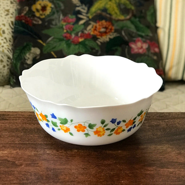 Saladier vintage en opaline blanche Arcopal décor orange, bleu et vert - Hello Broc