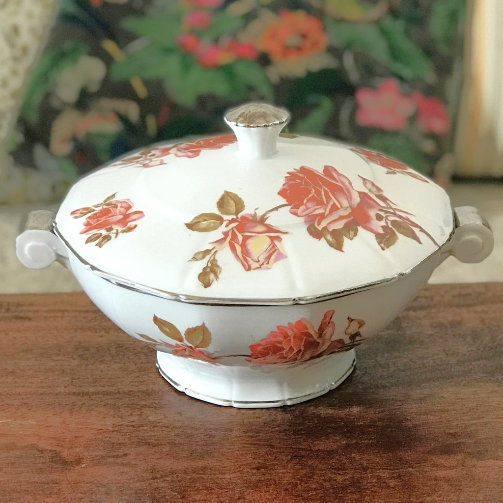 Grande soupière ancienne de forme Art Déco décor Roses en porcelaine de Sologne Lamotte Beuvron par Hello Broc brocante en ligne