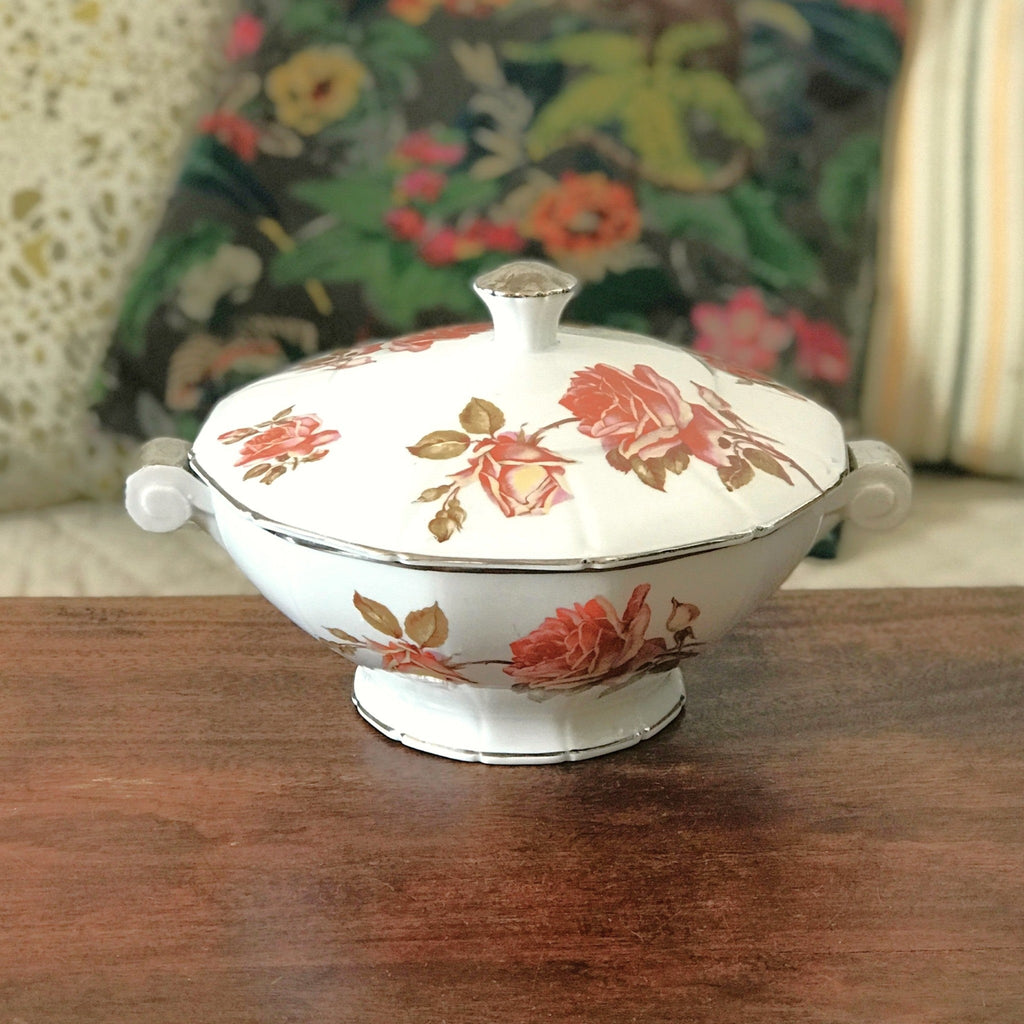 Grande soupière ancienne de forme Art Déco décor Roses en porcelaine de Sologne Lamotte Beuvron par Hello Broc brocante en ligne