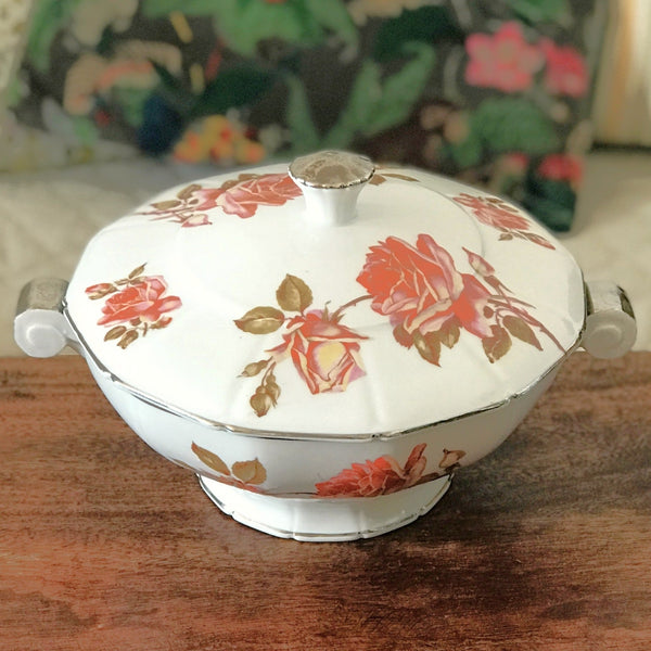 Grande soupière ancienne de forme Art Déco décor Roses en porcelaine de Sologne Lamotte Beuvron par Hello Broc brocante en ligne