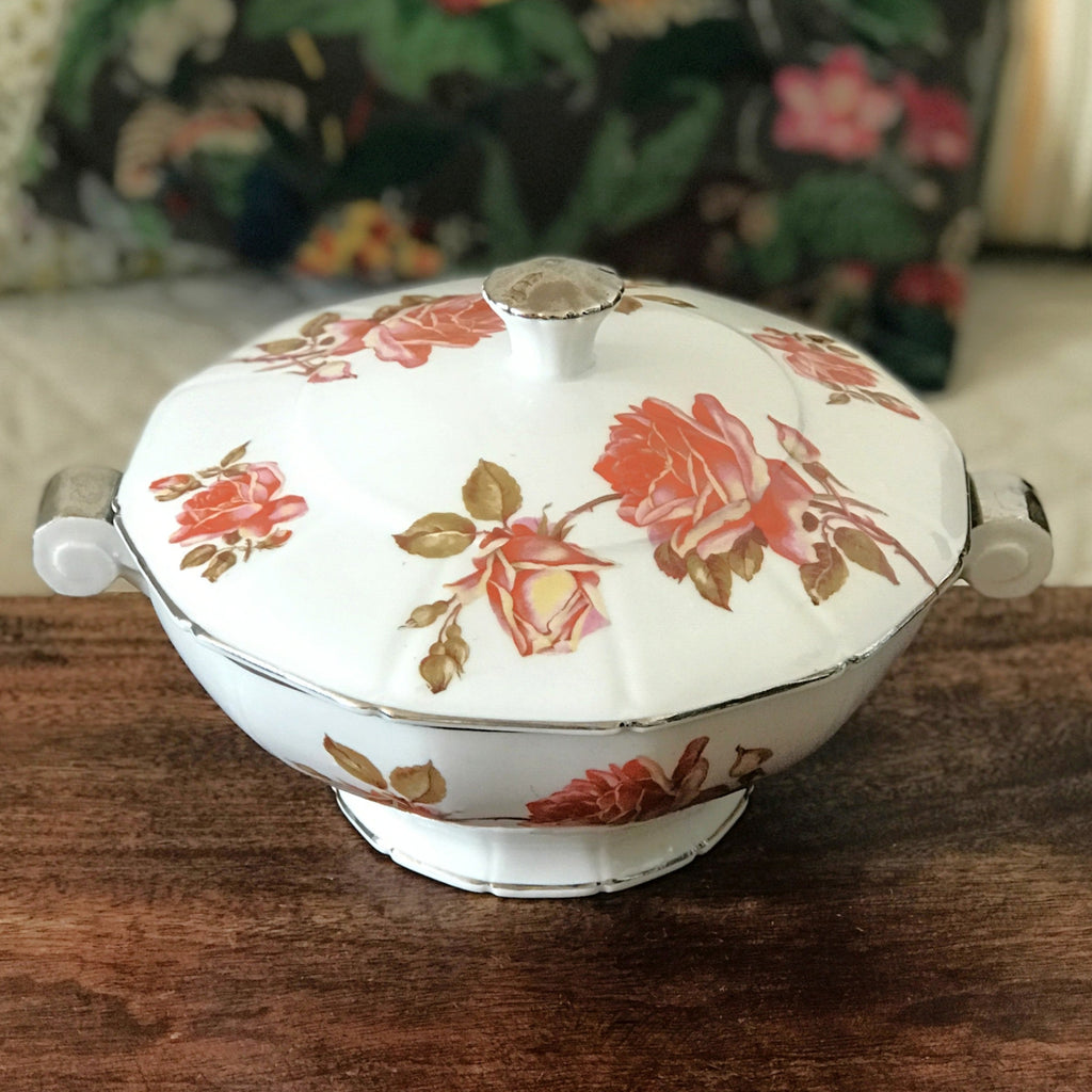 Grande soupière forme Art Déco décor Roses en porcelaine de Sologne Lamotte Beuvron par Hello Broc brocante en ligne