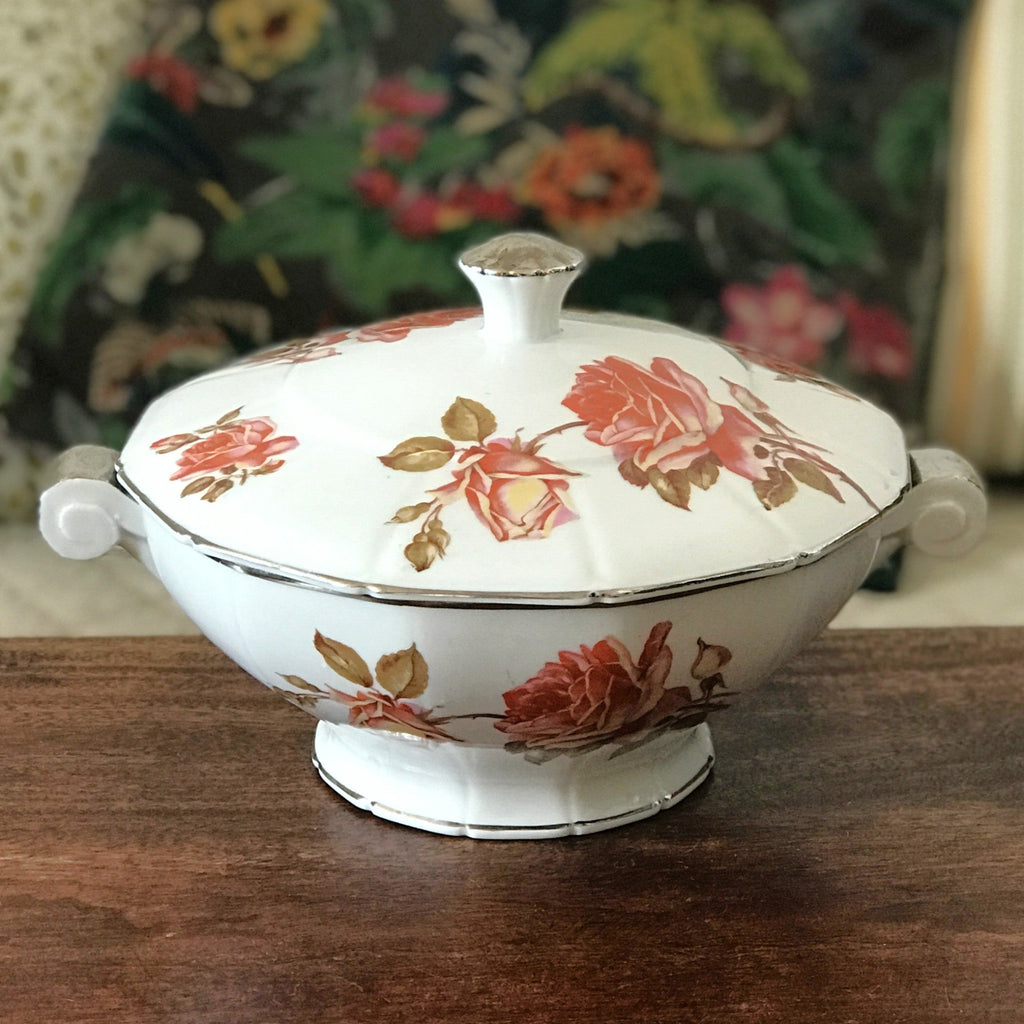 Grande soupière forme Art Déco décor Roses en porcelaine de Sologne Lamotte Beuvron par Hello Broc brocante en ligne