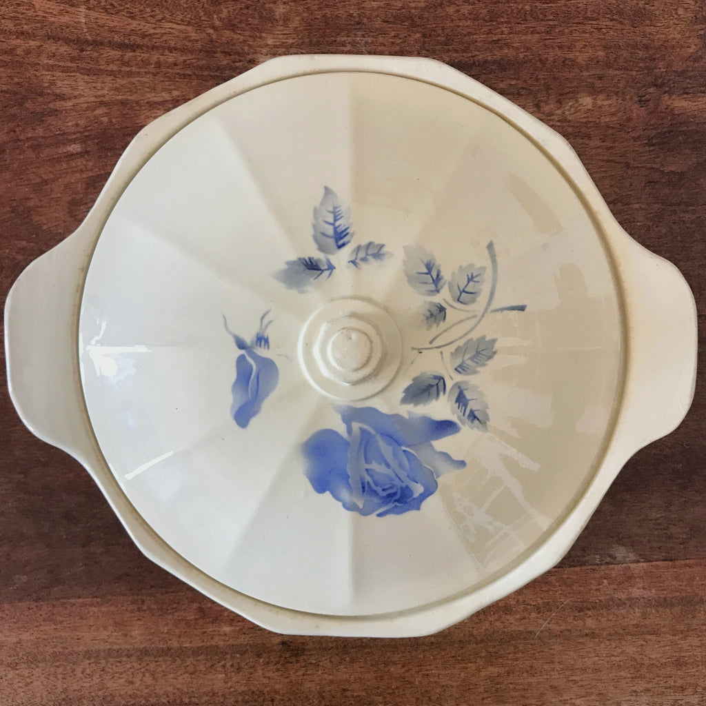 Soupière Art Déco avec couvercle Digoin Sarreguemines décor à la rose bleue par Hello Broc brocante en ligne