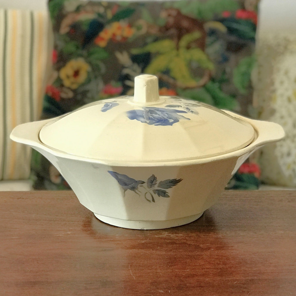 Soupière Art Déco avec couvercle Digoin Sarreguemines décor à la rose bleue par Hello Broc brocante en ligne