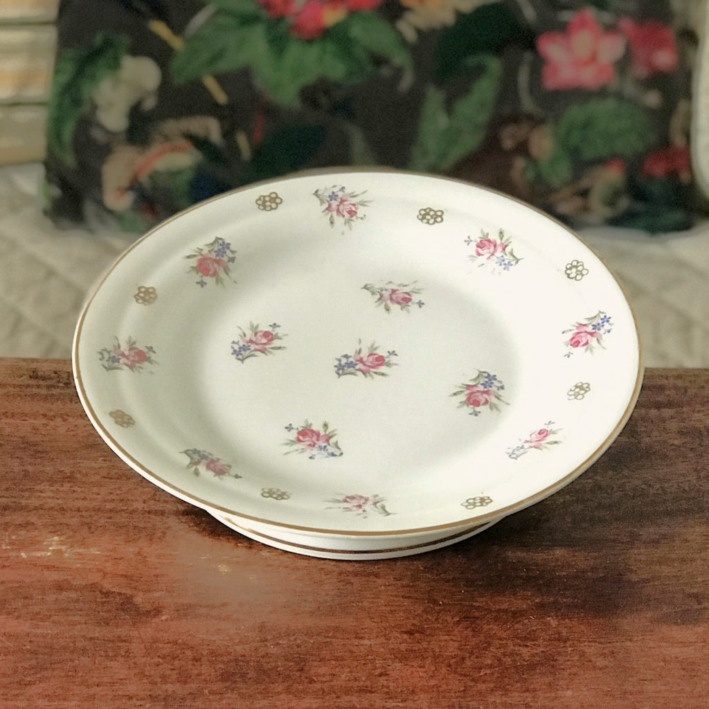 Présentoir à gâteau vintage sur piédouche en porcelaine de Limoges décor fleurs par Hello Broc brocante en ligne