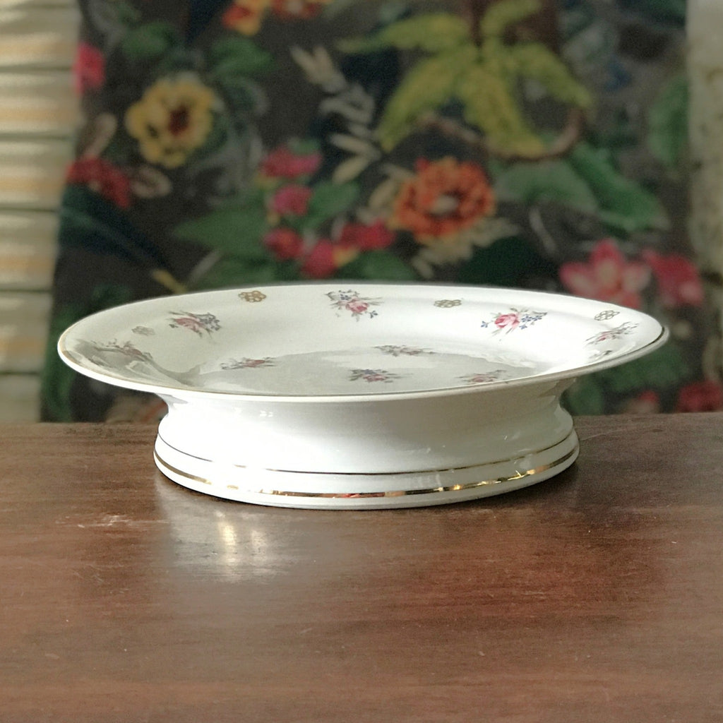 Présentoir à gâteau vintage sur piédouche en porcelaine de Limoges décor fleurs par Hello Broc brocante en ligne