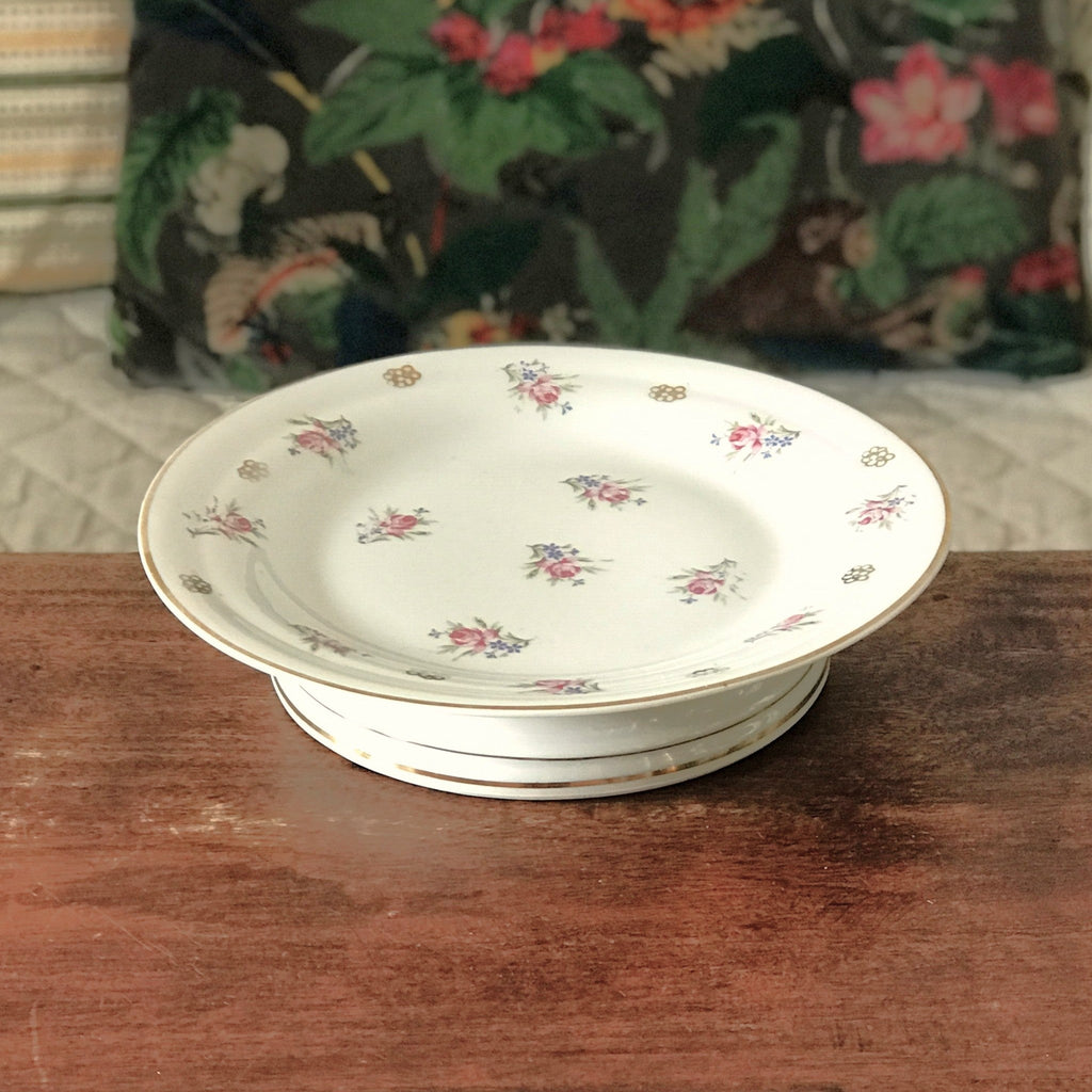 Présentoir à gâteau vintage sur piédouche en porcelaine de Limoges décor fleurs par Hello Broc brocante en ligne