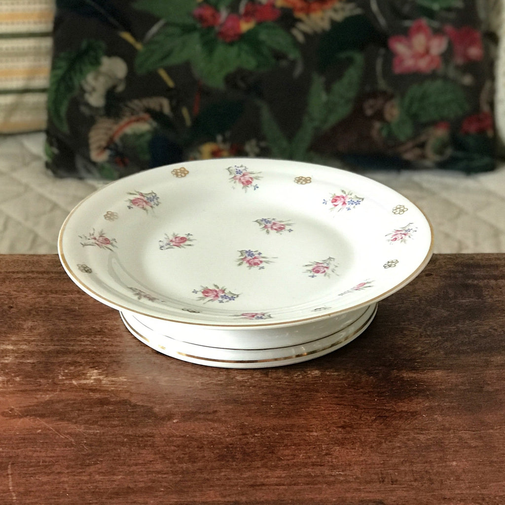 Présentoir à gâteau vintage sur piédouche en porcelaine de Limoges décor fleurs par Hello Broc brocante en ligne