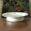 Présentoir à gâteau vintage sur piédouche en porcelaine de Limoges décor fleurs par Hello Broc brocante en ligne