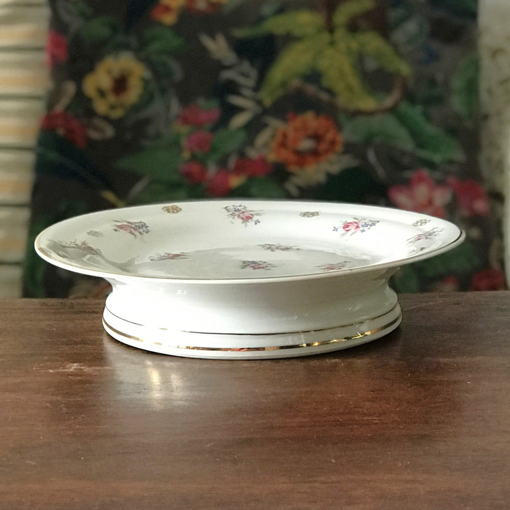 Présentoir à gâteau vintage sur piédouche en porcelaine de Limoges décor fleurs par Hello Broc brocante en ligne