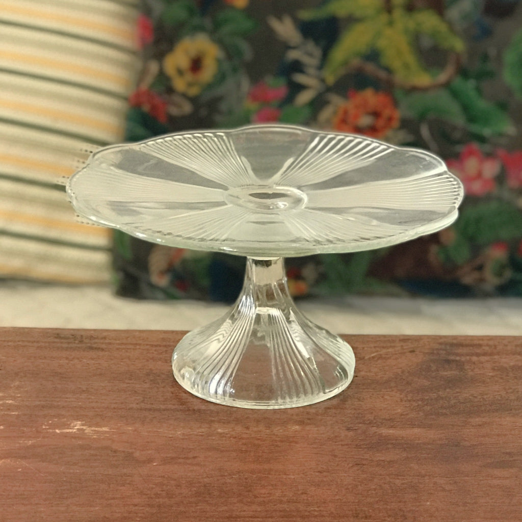 Présentoir à gâteau vintage sur piédouche en verre moulé incolore années 50 diamètre du plateau 24 cm par Hello Broc brocante en ligne