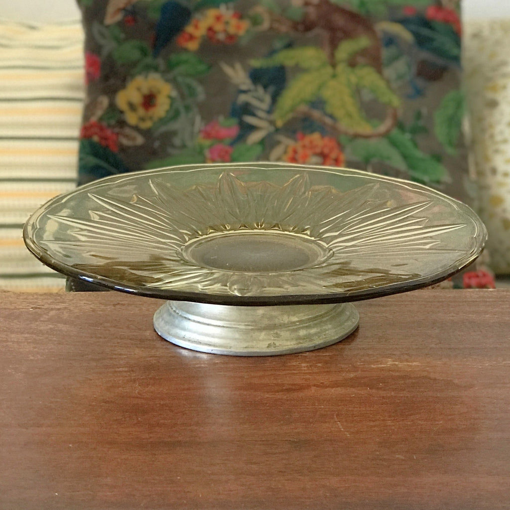Grand présentoir à gâteau Art Déco en verre moulé jaune sur pied diamètre 31 cm par Hello Broc brocante en ligne