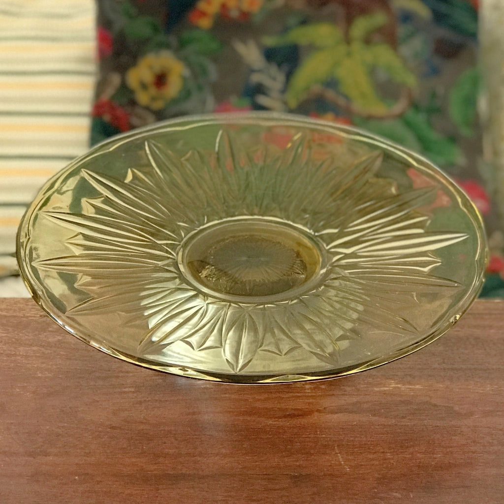 Grand présentoir à gâteau Art Déco en verre moulé jaune sur pied diamètre 31 cm par Hello Broc brocante en ligne
