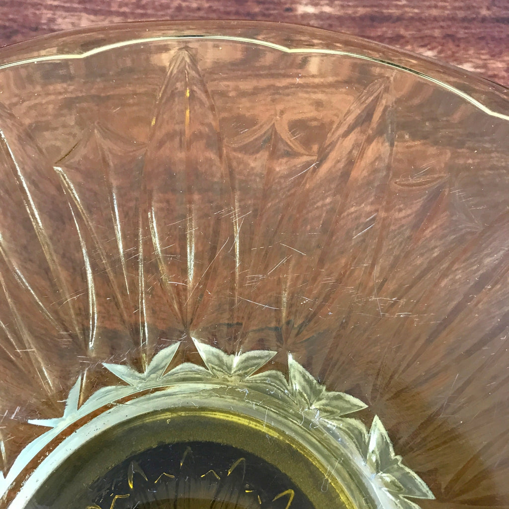Grand présentoir à gâteau Art Déco en verre moulé jaune sur pied diamètre 31 cm par Hello Broc brocante en ligne
