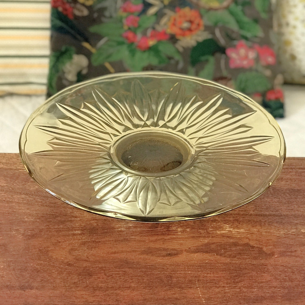 Grand présentoir à gâteau Art Déco en verre moulé jaune sur pied diamètre 31 cm par Hello Broc brocante en ligne