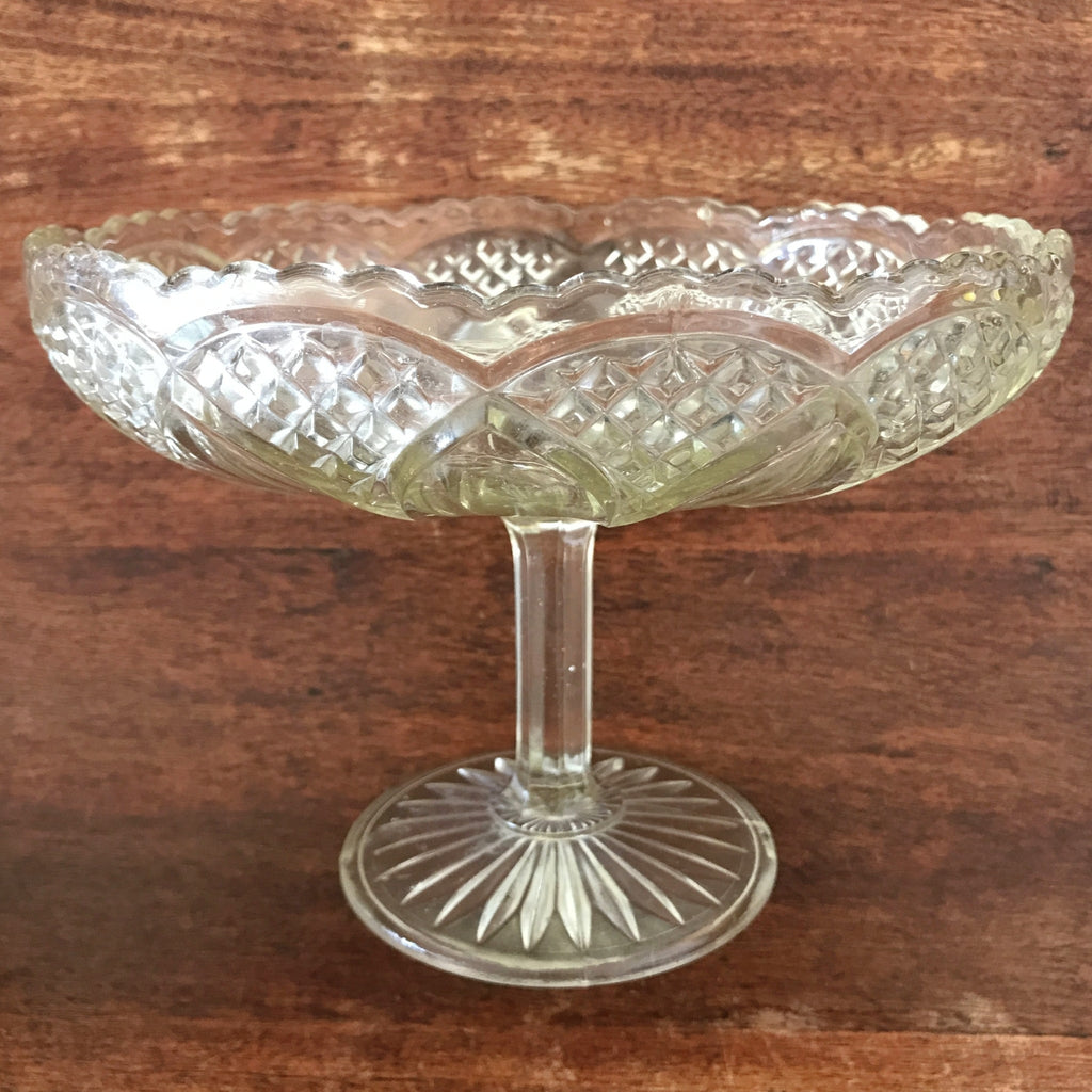 Grand compotier vintage sur pied en cristal moulé années 50 par Hello Broc brocante en ligne