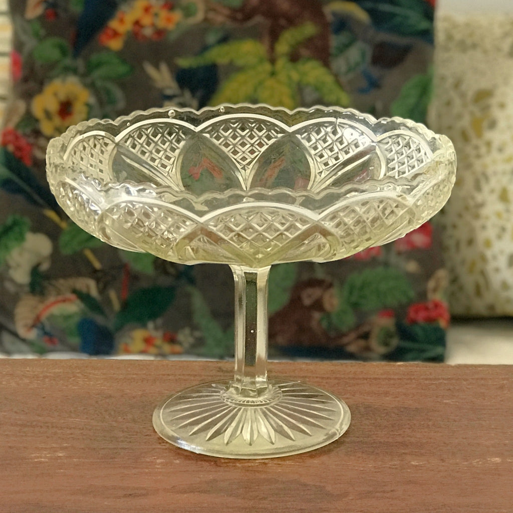 Grand compotier vintage sur pied en cristal moulé années 50 par Hello Broc brocante en ligne
