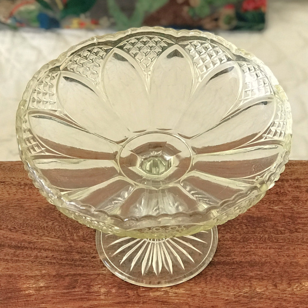 Grand compotier vintage sur pied en cristal moulé années 50 par Hello Broc brocante en ligne