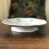 Présentoir à gâteau sur pied Art Déco Pexonne porcelaine opaque décor Jolibois Circa 1920 par Hello Broc brocante en ligne