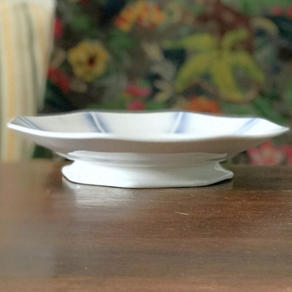 Présentoir à gâteau sur pied Art Déco Pexonne porcelaine opaque décor Jolibois Circa 1920 par Hello Broc brocante en ligne