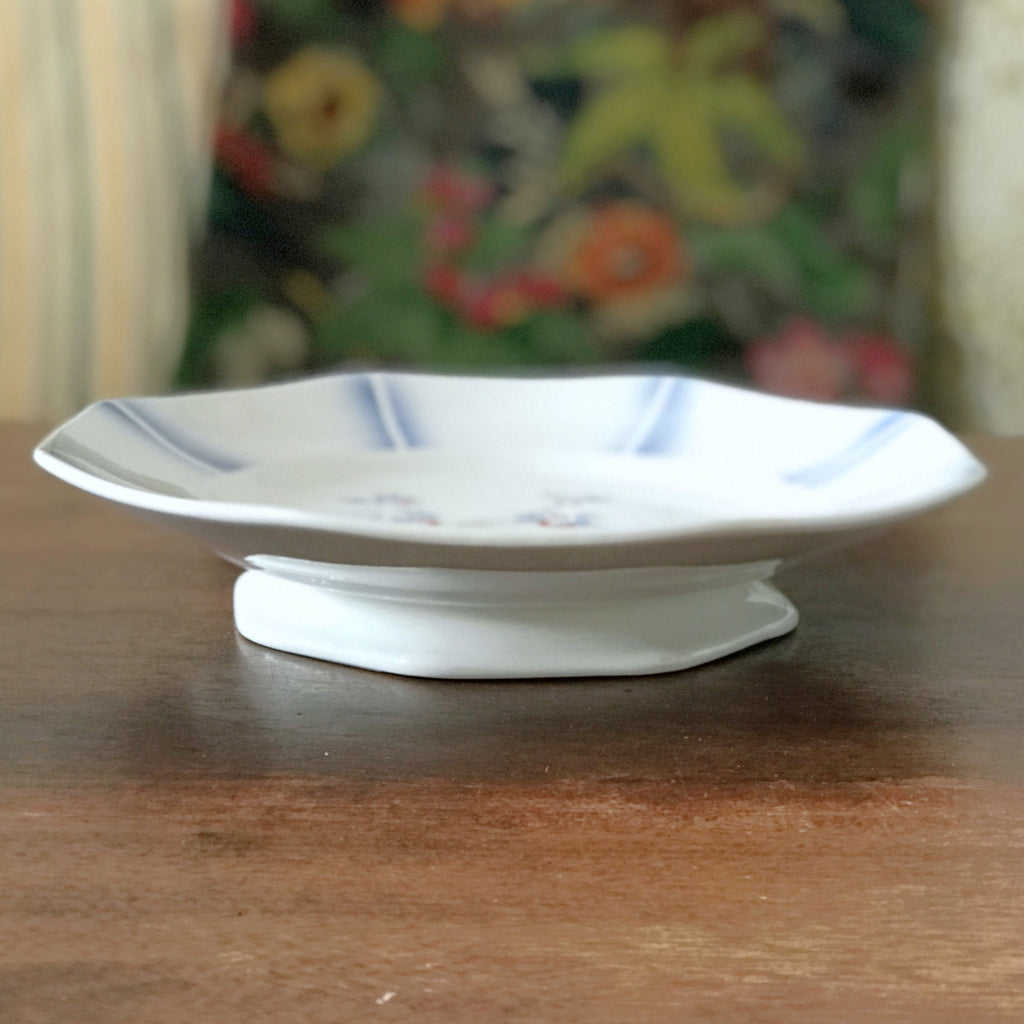 Présentoir à gâteau sur pied Art Déco Pexonne porcelaine opaque décor Jolibois Circa 1920 par Hello Broc brocante en ligne