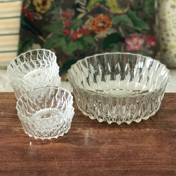 Service à fruits en verre moulé composé d'un saladier et de 4 coupelles coordonnées par Hello Broc brocante en ligne