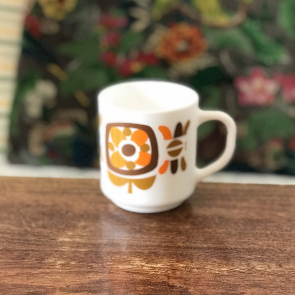 Mug / tasse vintage Arcopal Mobil années 70 décor orange et marron