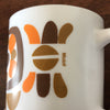 Mug / tasse vintage Arcopal Mobil années 70 décor orange et marron