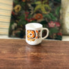 Mug / tasse vintage Arcopal Mobil années 70 décor orange et marron