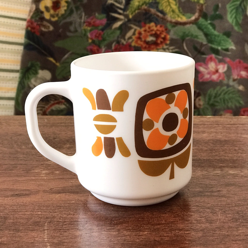 Mug / tasse vintage Arcopal Mobil années 70 décor orange et marron