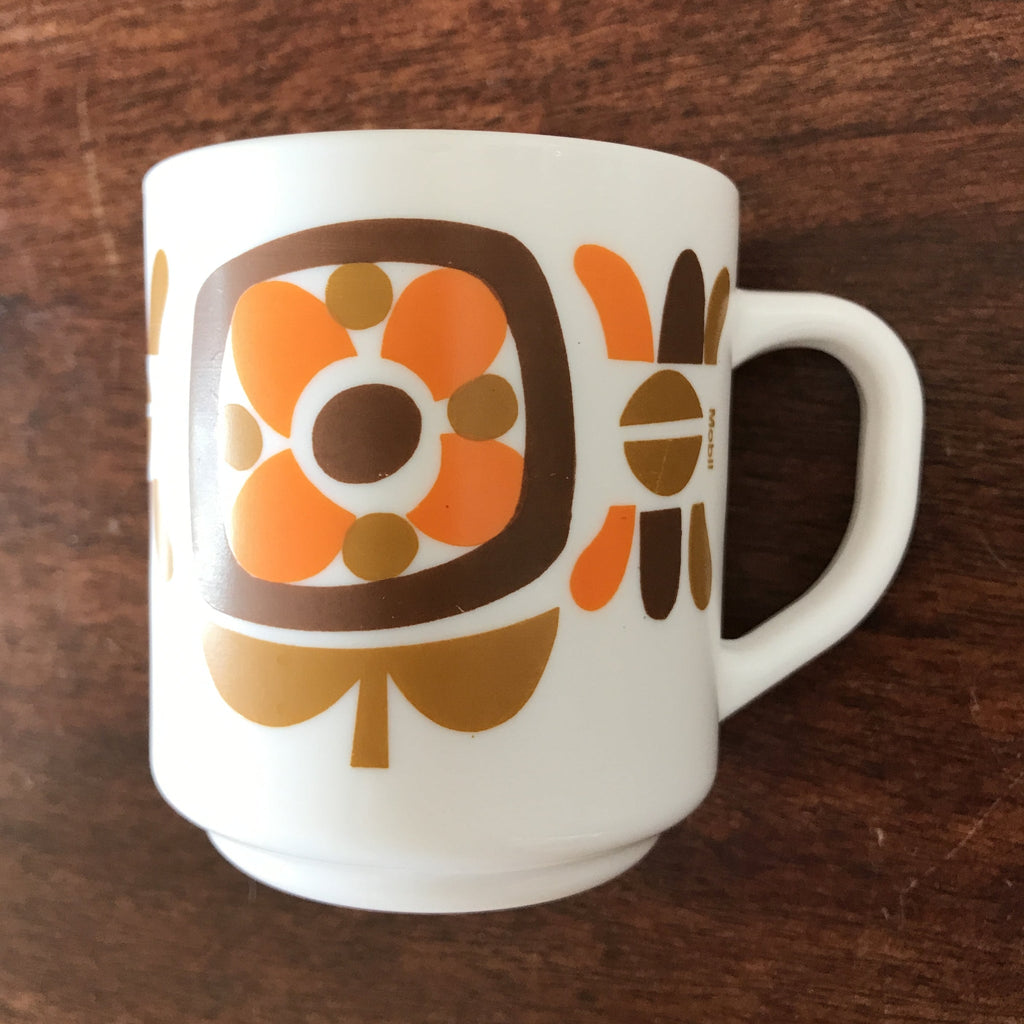 Mug / tasse vintage Arcopal Mobil années 70 décor orange et marron
