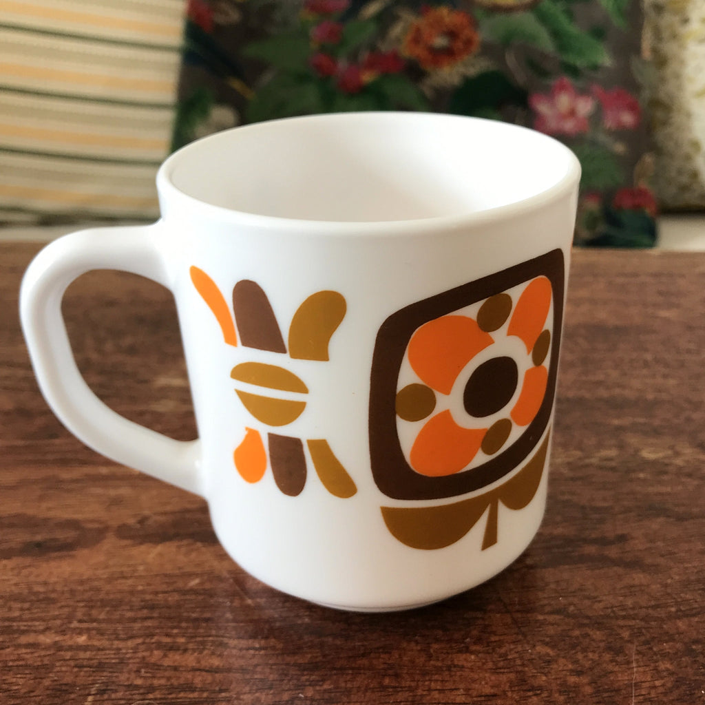 Mug / tasse vintage Arcopal Mobil années 70 décor orange et marron