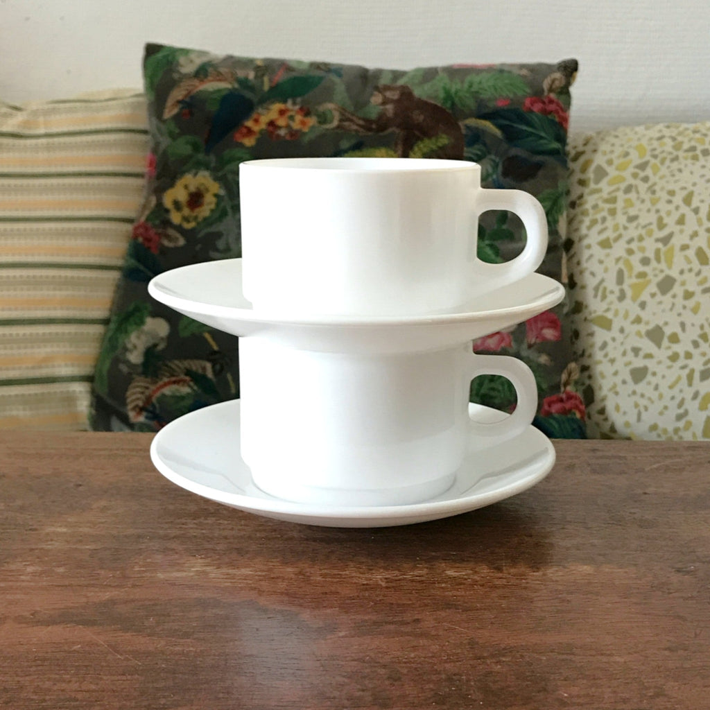 Lot de 2 tasses à thé et 2 soucoupes Arcopal en verre opalin blanc contenance de 20 cl par  Hello Broc brocante en ligne