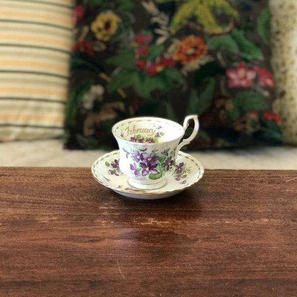 Tasse à thé et soucoupe coordonnée Royal Albert Bone China February par Hello Broc brocante en ligne
