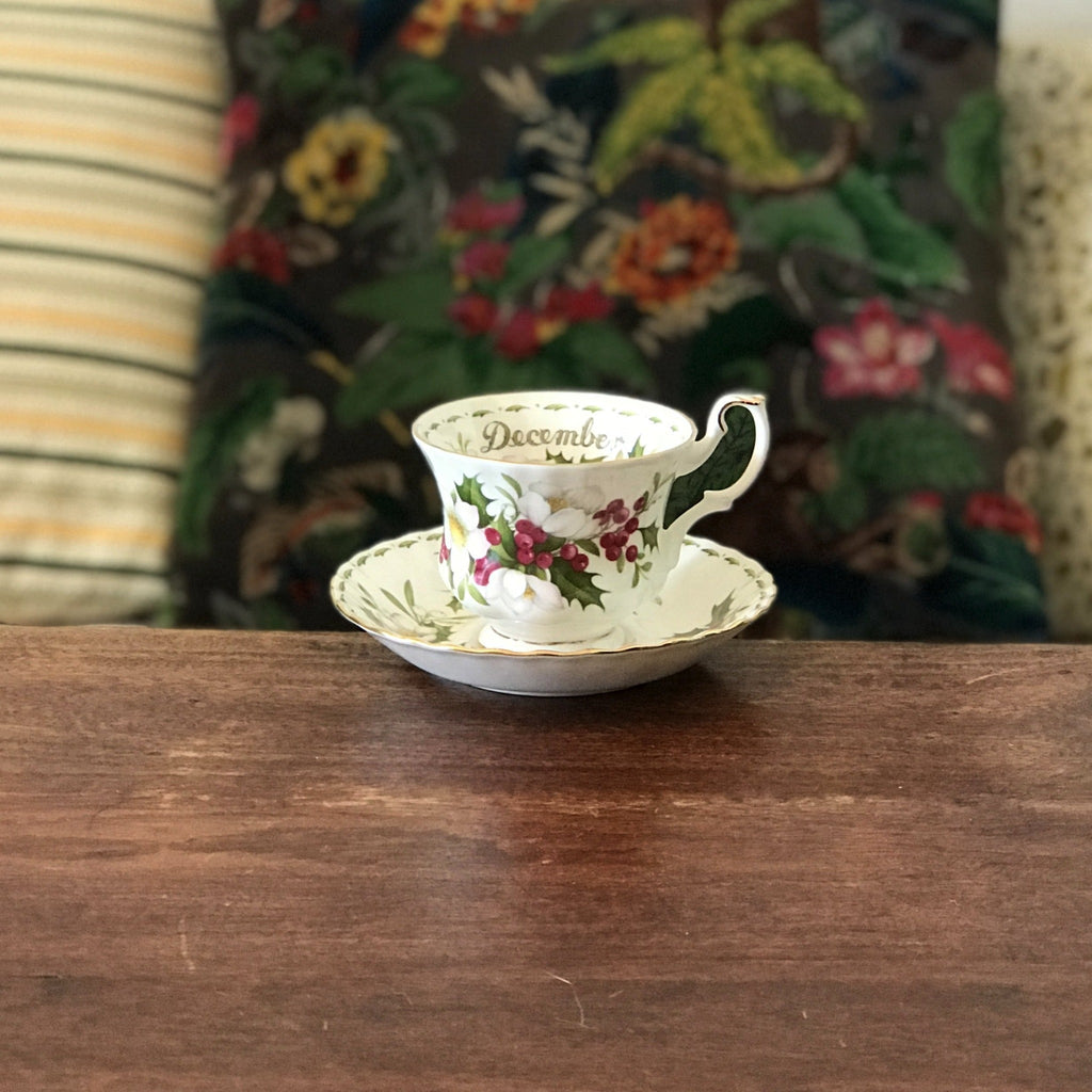 Tasse à thé et soucoupe coordonnée Royal Albert Bone China December par Hello Broc brocante en ligne