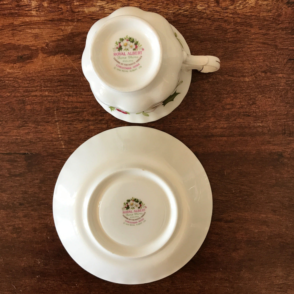 Tasse à thé et soucoupe coordonnée Royal Albert Bone China December par Hello Broc brocante en ligne