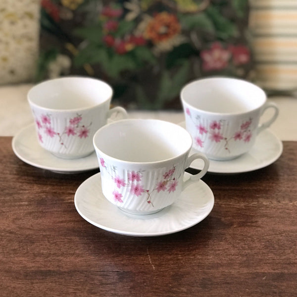 Ensemble 3 tasses à thé et 3 soucoupes décor torse en creux fleurs roses en faïence fine par Hello Broc brocante en ligne