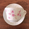 Ensemble 3 tasses à thé et 3 soucoupes décor torse en creux fleurs roses en faïence fine par Hello Broc brocante en ligne