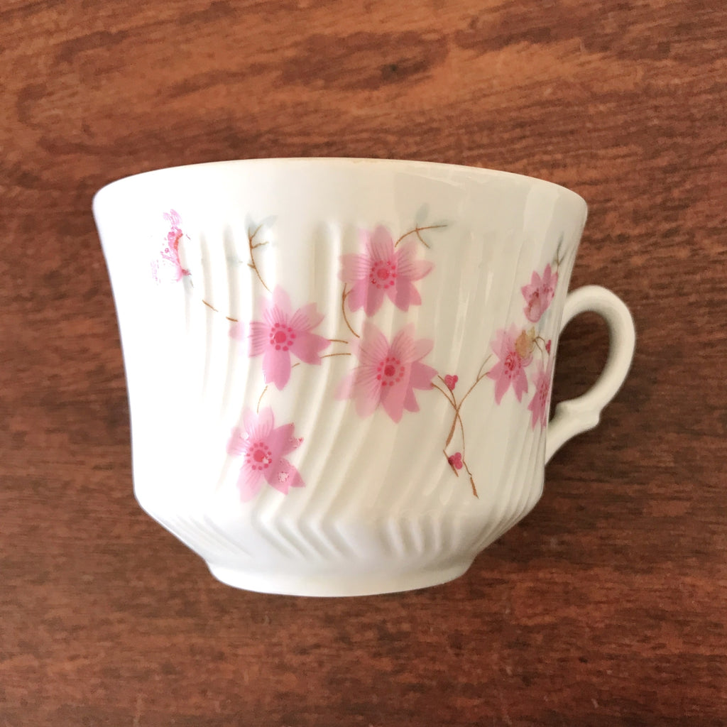 Ensemble 3 tasses à thé et 3 soucoupes décor torse en creux fleurs roses en faïence fine par Hello Broc brocante en ligne