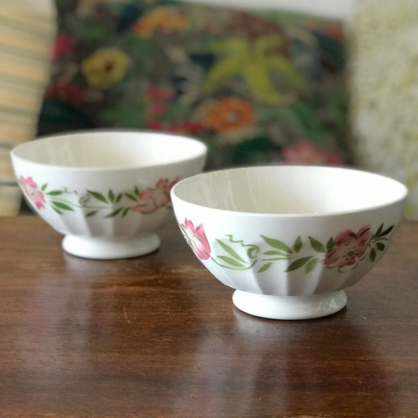 Paire de grands bols à café cannelés en céramique décor fleurs rose et feuilles vertes Yvette Orchies Moulin des Loups France années 50 par Hello Broc brocante en ligne