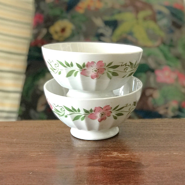 Paire de grands bols à café cannelés en céramique décor fleurs rose et feuilles vertes Yvette Orchies Moulin des Loups France années 50 par Hello Broc brocante en ligne