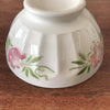 Paire de grands bols à café cannelés en céramique décor fleurs rose et feuilles vertes Yvette Orchies Moulin des Loups France années 50 par Hello Broc brocante en ligne