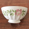 Paire de grands bols à café cannelés en céramique décor fleurs rose et feuilles vertes Yvette Orchies Moulin des Loups France années 50 par Hello Broc brocante en ligne