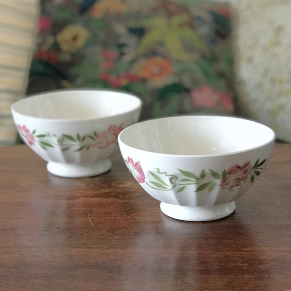 Paire de grands bols à café cannelés en céramique décor fleurs rose et feuilles vertes Yvette Orchies Moulin des Loups France années 50 par Hello Broc brocante en ligne
