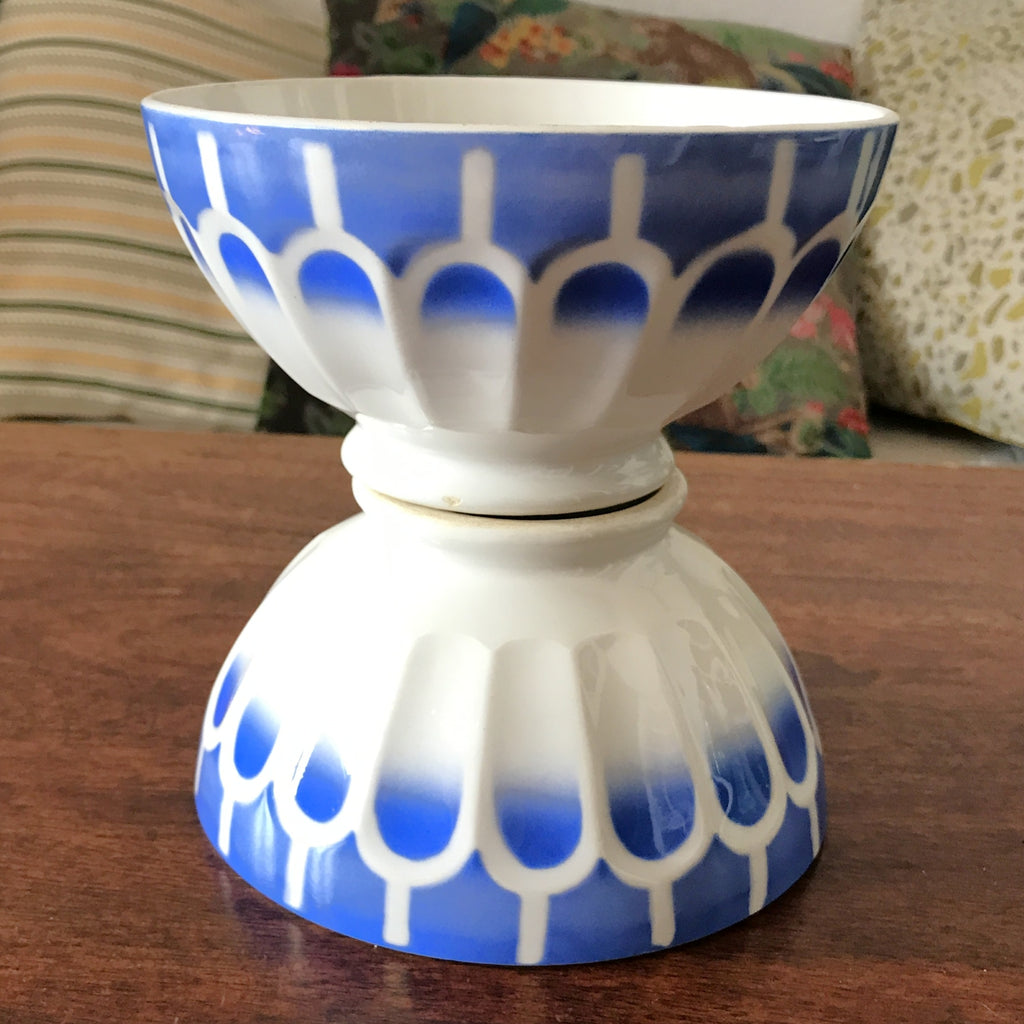Paire de grands bols à café dits de grand-mère à facettes en faïence attribution Digoin Sarreguemines décor bleu Art Déco par Hello Broc brocante en ligne